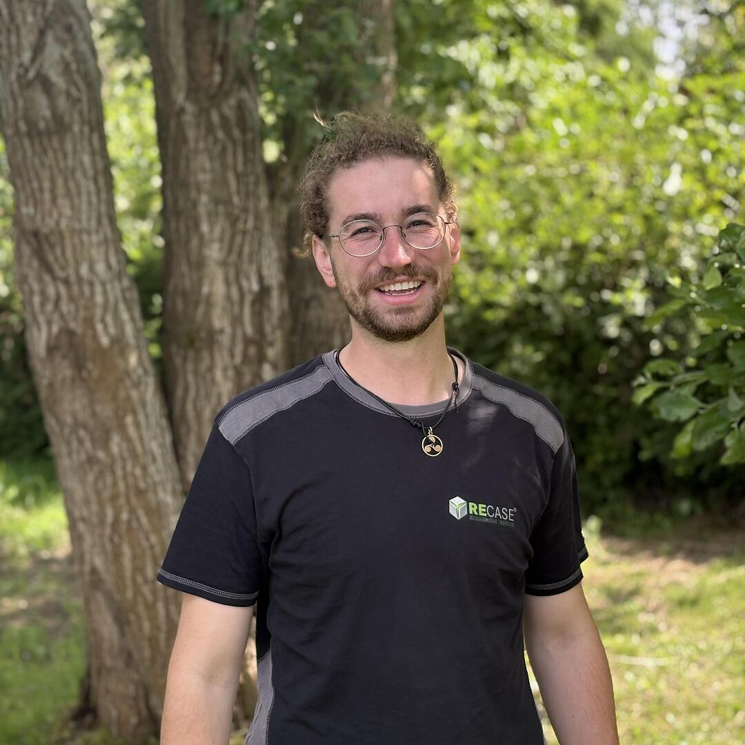 Portraitbild von Lukas Rueß.